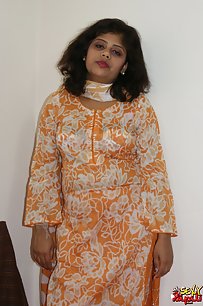 rupali ek hindustani kuri in traditional indian outfits