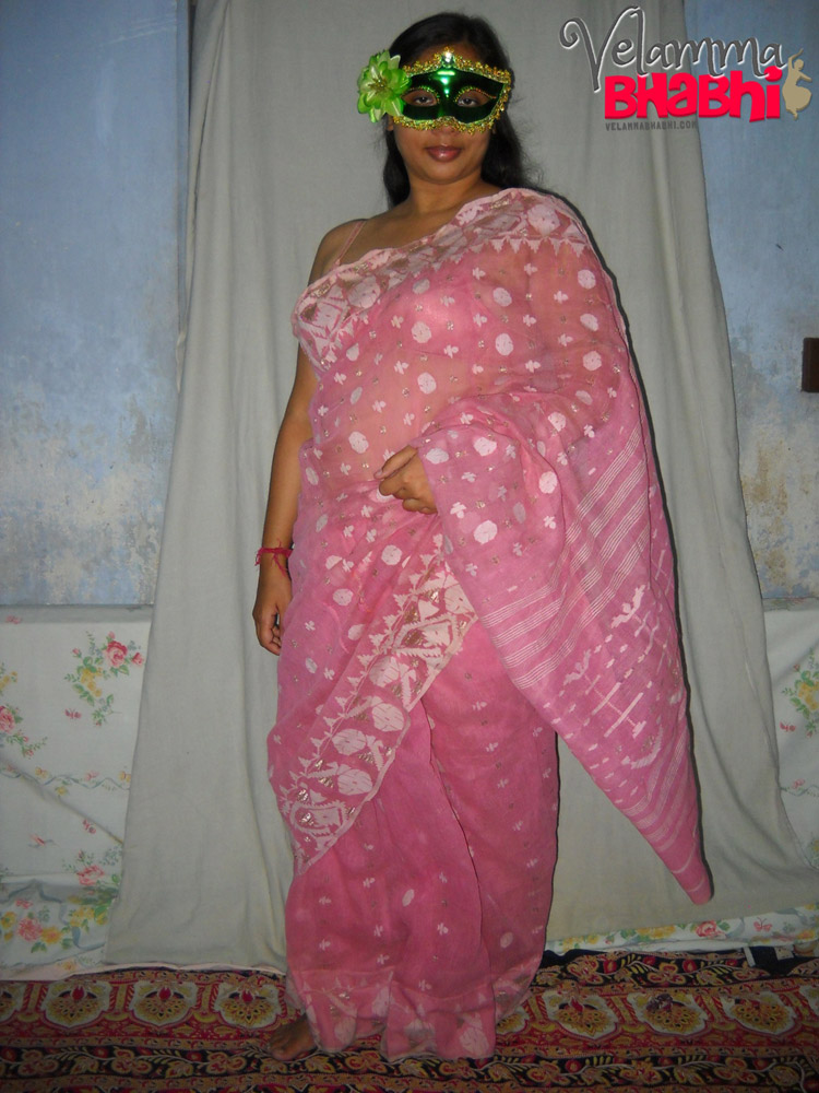 Indian Amateur Babes Velamma - Velamma Bhabhi blessed with hot sexy figure with big tits - DesiPapa Indian  Porn